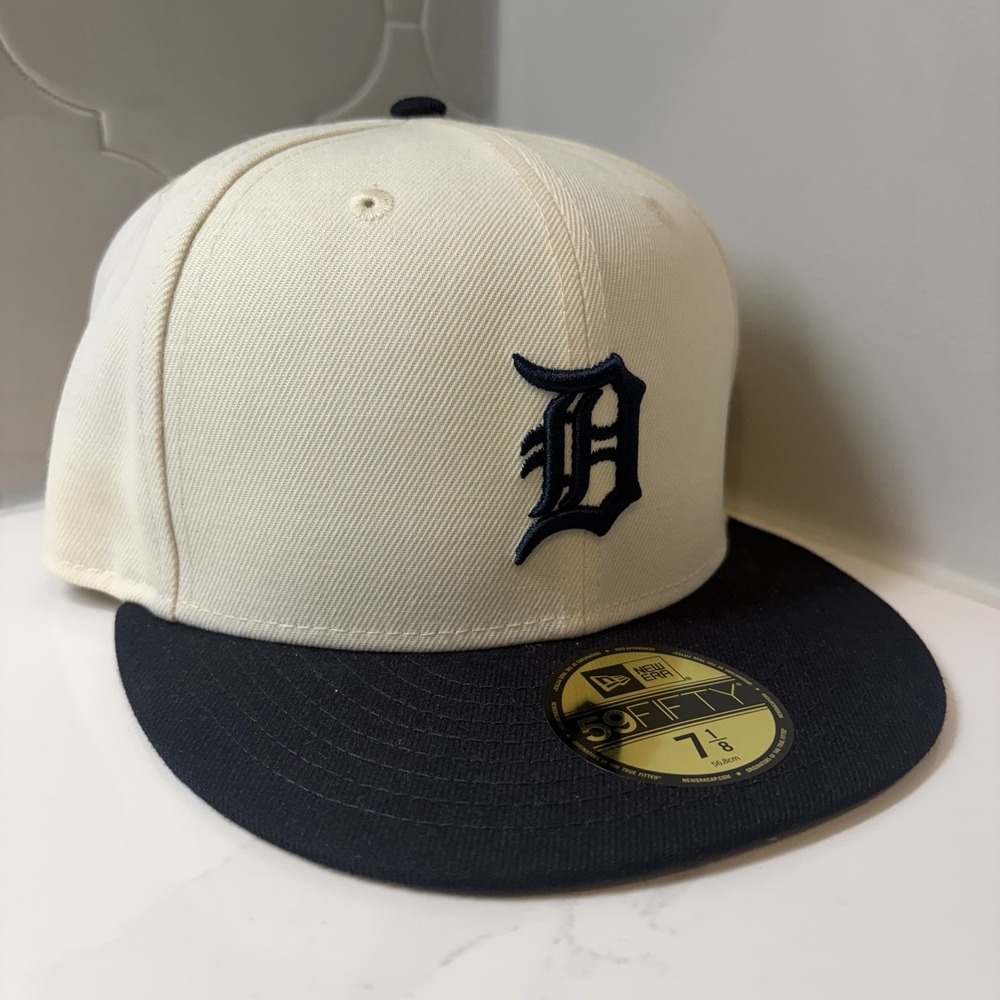 New Era Detroit Tigers 59FIFTY Two Tone Chrome Navy Fitted Hat Cap Size 7 1/8
